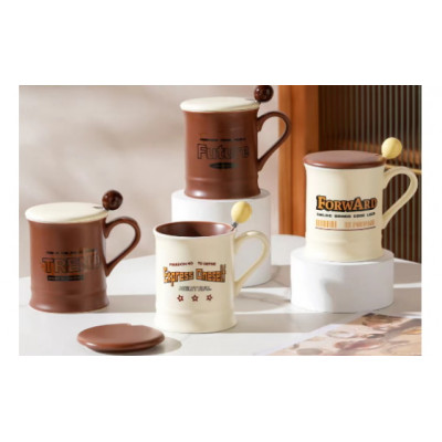 Кружка керамика "Контрастная" 350мл с крышкой и ложкой в п/у 4 дизайна