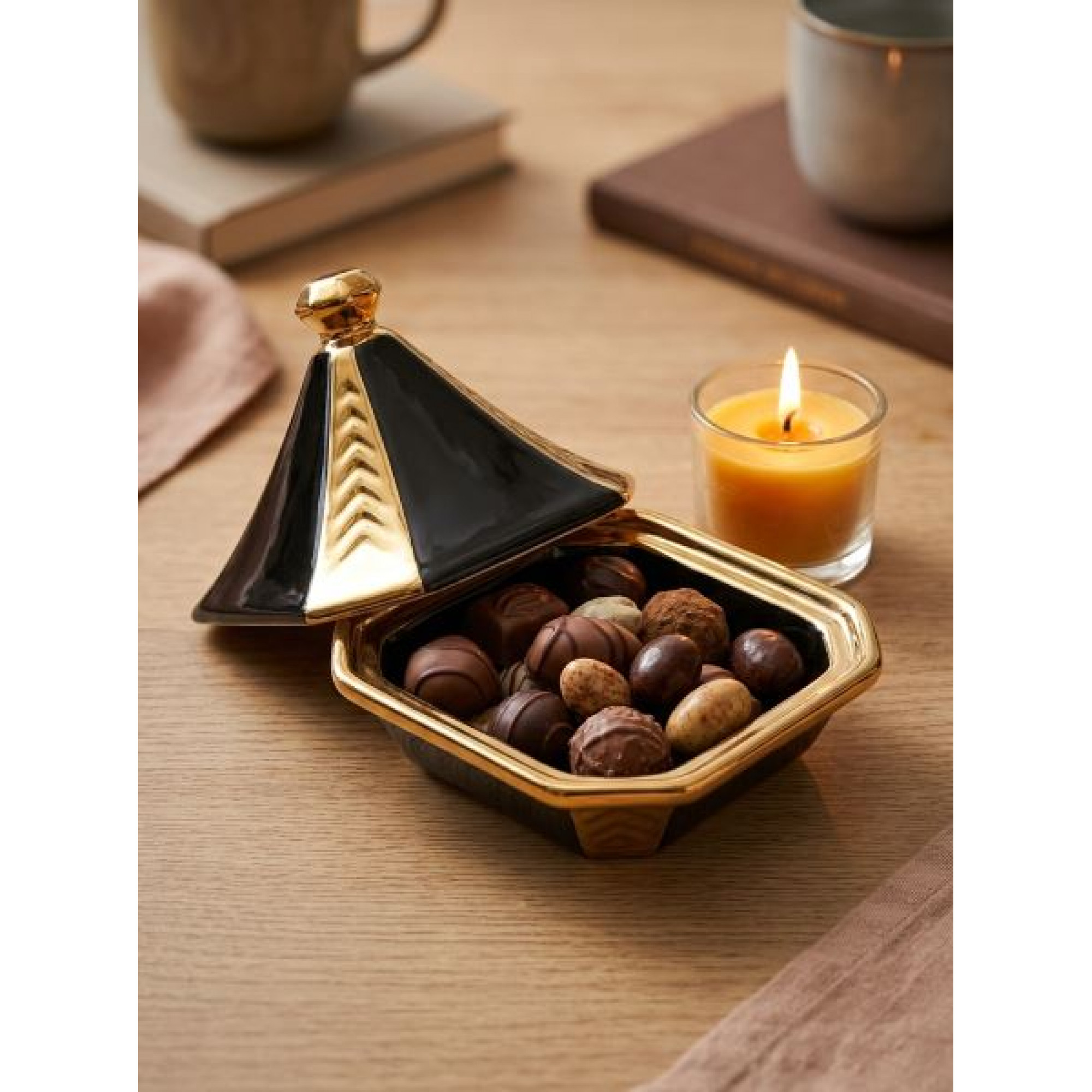 Конфетница керамика с крышкой 13*14см